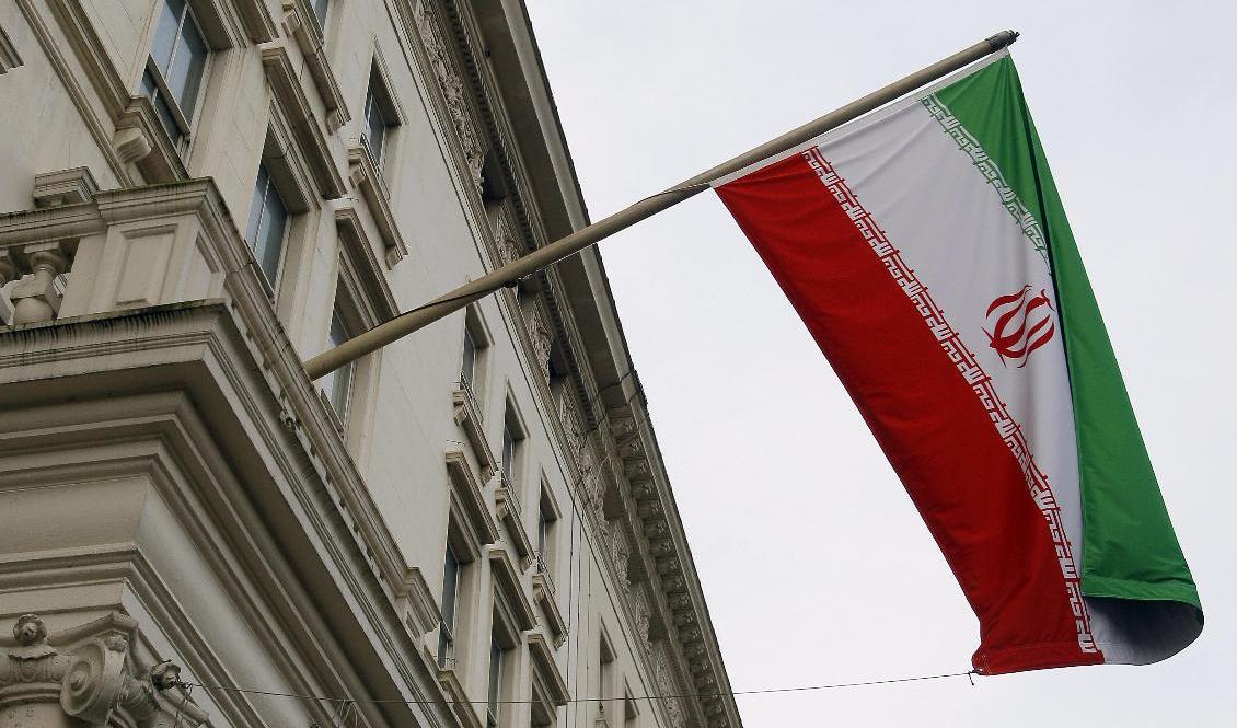 Irans flagga utanför en av landets ambassader. På torsdagen kom domen i belgiska Antwerpen mot en iransk diplomat, anklagad för att ha planerat ett terrordåd i Paris. Arkivbild. Foto: Kirsty Wigglesworth/AP/TT