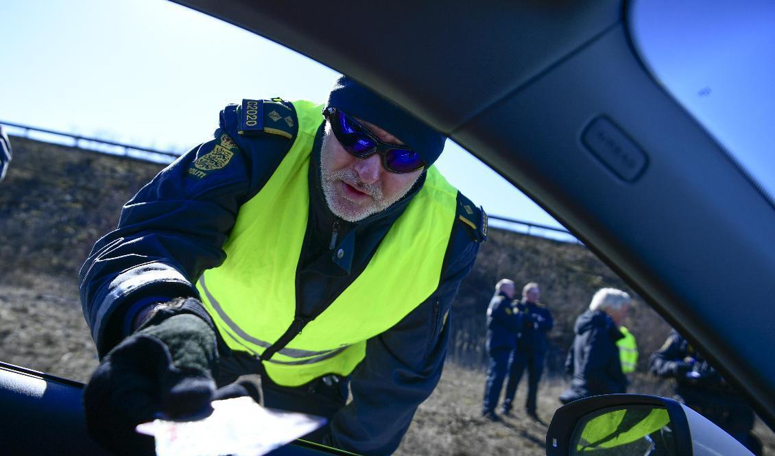 Dansk poliskontroll på Öresundsbron i fjol, då trafiken mellan Sverige och Danmark stoppades. Nu införs karantäntvång för inresande i landet. Foto: Johan Nilsson/TT