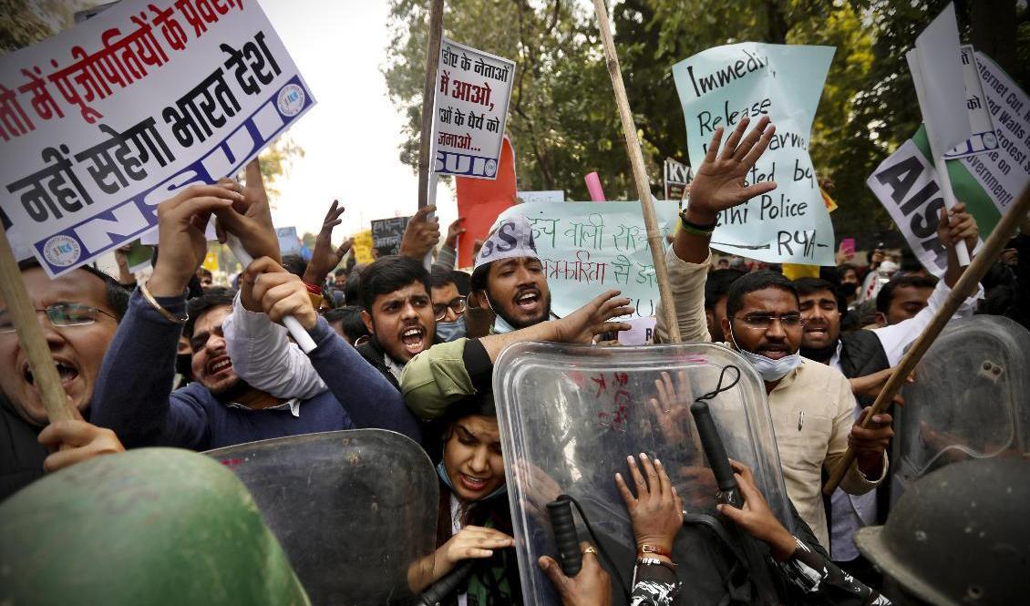 Säkerhetsstyrkor trycker tillbaka demonstranter som visar sitt stöd för bondeprotesterna i New Delhi tidigare i veckan. Foto: Manish Swarup/AP/TT