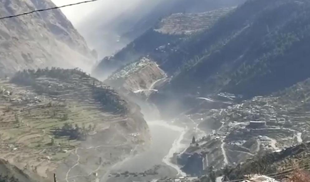 Stillbild från en video som visar hur vattenmassor och lera väller fram sedan en del av en glaciär brutits av. Foto: KK Productions/AP/TT
