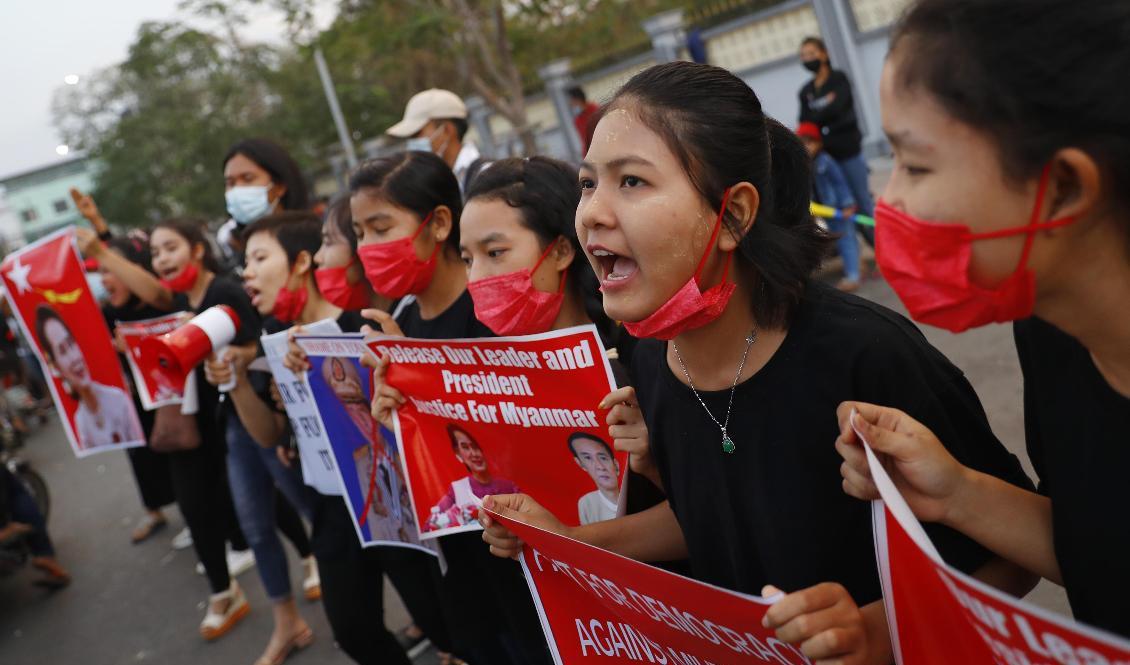 Demonstranter protesterar i Myanmars nästa största stad Mandalay på måndagen. Foto: AP/TT