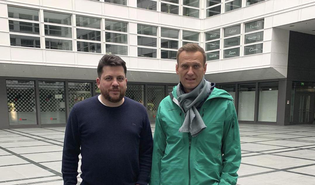 Aleksej Navalnyj, till höger, tillsammans med medarbetaren Leonid Volkov i Tyskland. Arkivbild. Foto: Leonid Volkov/AP/TT