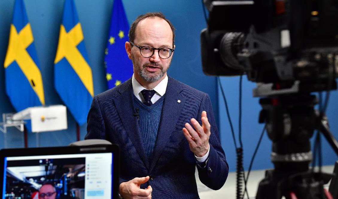 Infrastrukturminister Tomas Eneroth (S) meddelar att platserna på långfärdsbussar och fjärrtåg begränsas. Foto: Jonas Ekströmer/TT