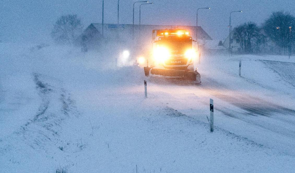 En plogbil i närheten av Ystad efter helgens snöoväder i Skåne. Foto: Johan Nilsson/TT