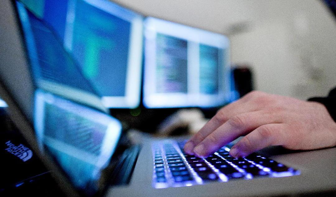 Polisen ska betala en sanktionsavgift på 2,5 miljoner kronor sedan medarbetare utan rättsligt stöd använt en app för ansiktsigenkänning. Arkivbild. Foto: Thomas Winje Øijord/NTB/TT