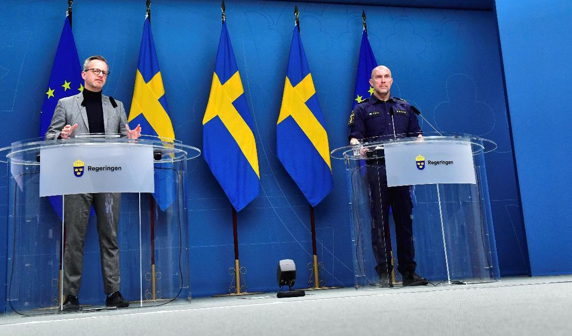 Regeringen vill utöka kontrollen av personer som innehar eller hanterar civila sprängämnen. På bilden inrikesminister Mikael Damberg (S) och Stefan Hector, chef för operativa enheten vid Noa. Foto: Jonas Ekströmer/TT