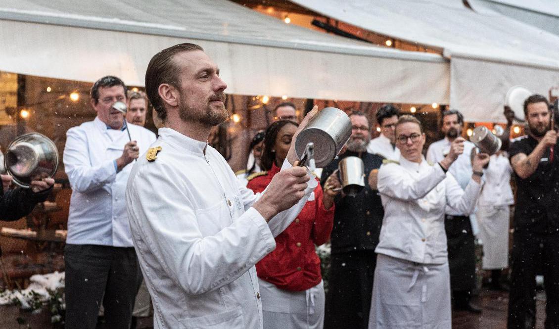 Protesterande krogpersonal slamrar med kastruller. Arkivbild. Foto: Gustaf Månsson/SvD/TT