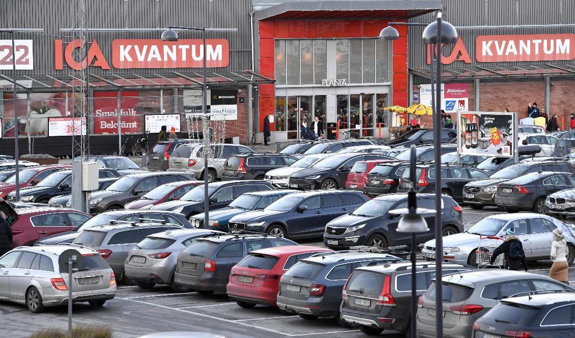 Fullt med bilar på parkeringsplats vid köpcenter. Arkivbild. Foto: Henrik Montgomery/TT