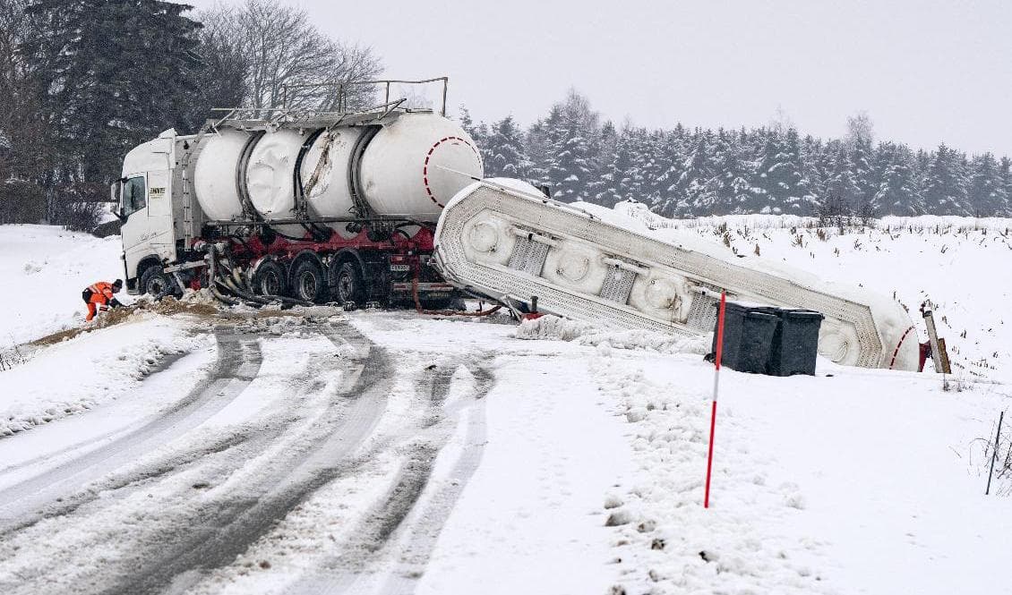 Släpet på en bulklastbil välte över vägen mellan Sjöbo och Äspered under onsdagsmorgonen. Ingen person skadades i olyckan. Foto: Johan Nilsson/TT