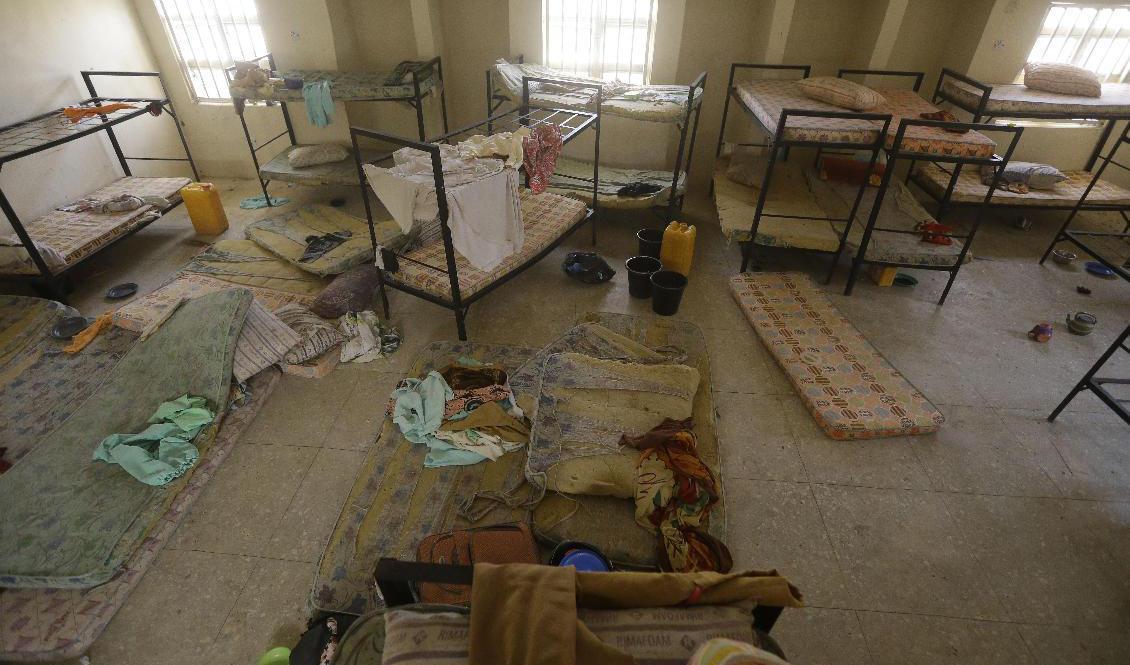 En sovsal där några av de runt 300 skolflickorna normalt bor. Foto: Sunday Alamba/AP/TT
