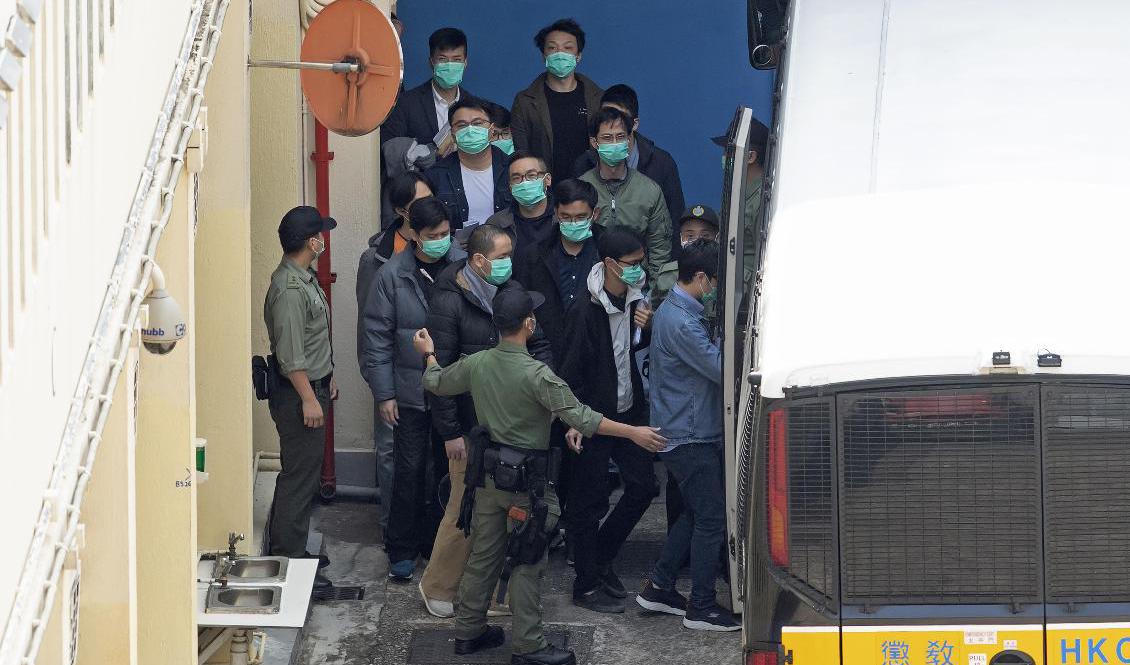 Några av de 47 aktivisterna som står inför rätta i Hongkong. Foto: Kin Cheung/AP/TT