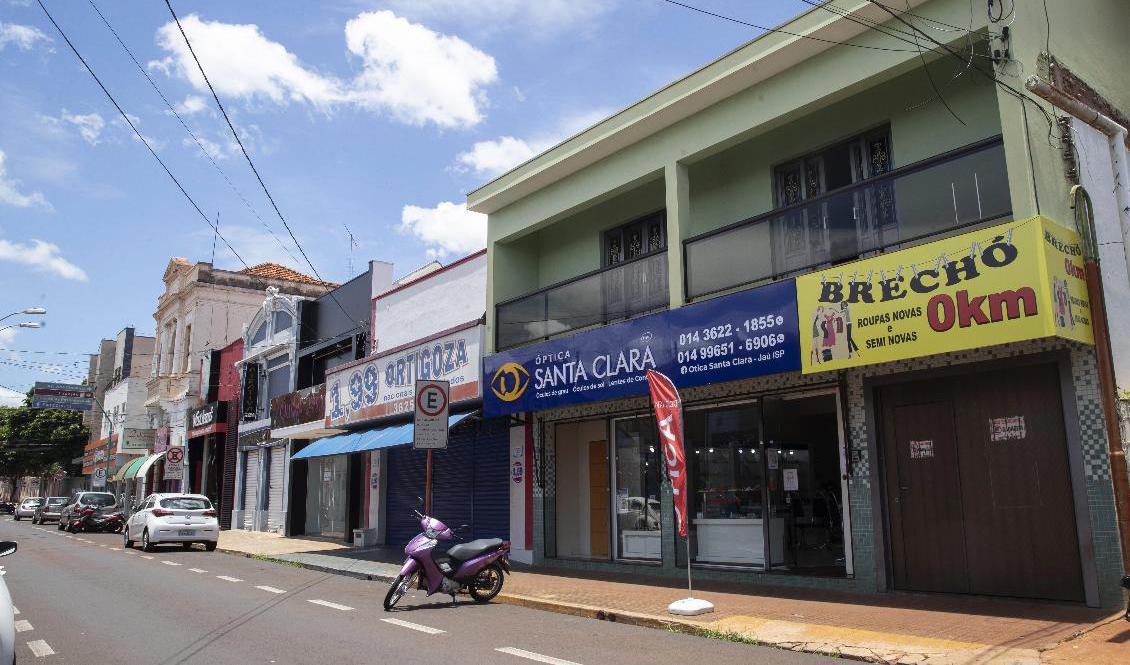 Stängda affärer i ett öde São Paulo under en nedstängning i januari. Foto: Andre Penner/AP/TT