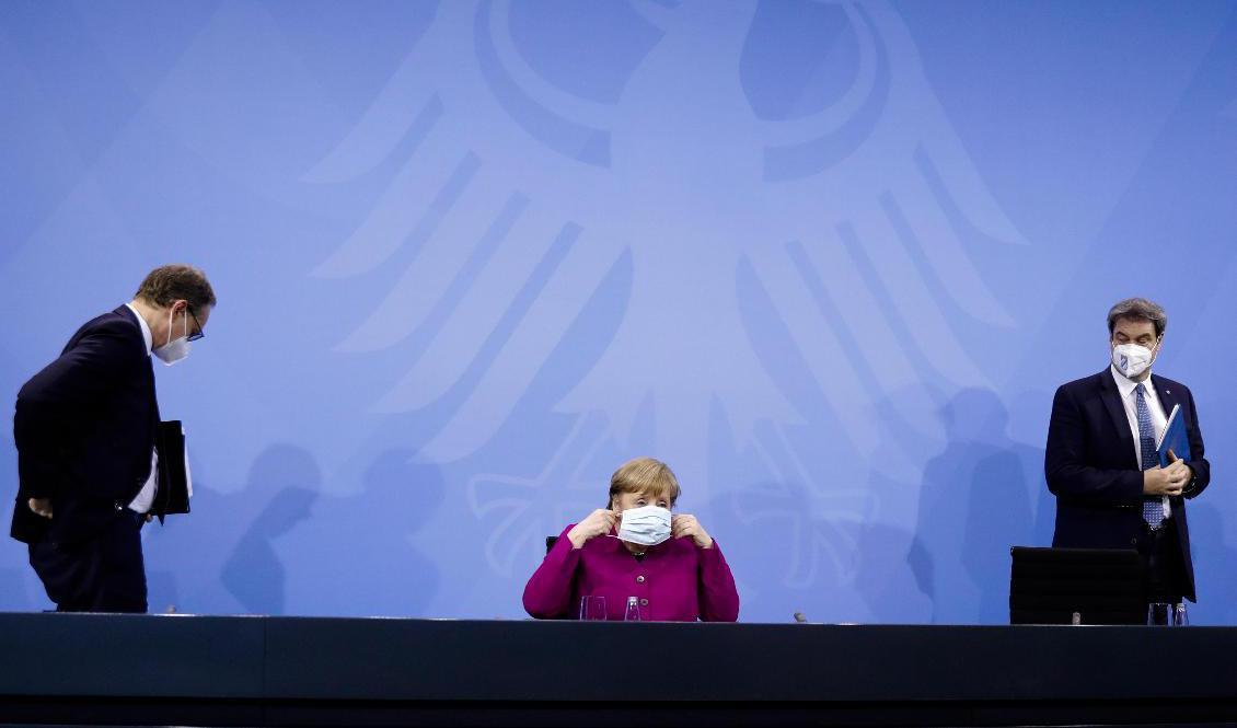 Tysklands förbundskansler Angela Merkel flankerad av Berlins borgmästare Michael Müller och CSU-ledaren Markus Söder, från Bayern, efter onsdagens presskonferens. Foto: Markus Schreiber/AP/TT