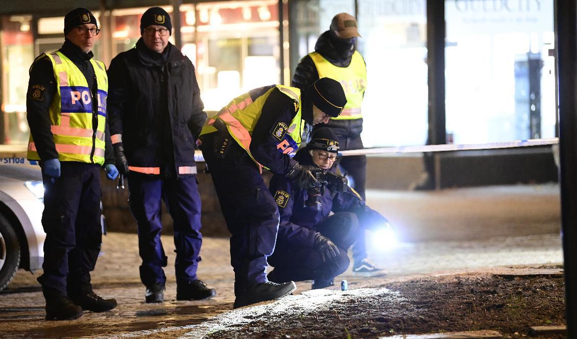 Polisens tekniker på plats under onsdagen i centrala Vetlanda där en man attackerade flera personer med ett tillhygge. Foto: Mikael Fritzon/TT