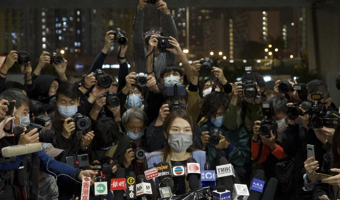 Clarisse Yeung, en av fängslade aktivister i Hongkong, har släppts fri mot borgen. Foto: Vincent Yu/AP/TT