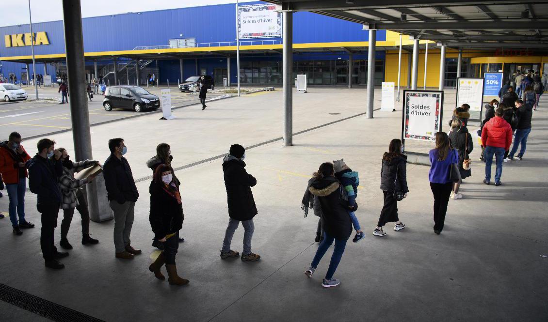 Köbildning utanför de stora varuhusen är att vänta med de nya reglerna. Arkivbild. Foto: Laurent Gillieron/AP/TT