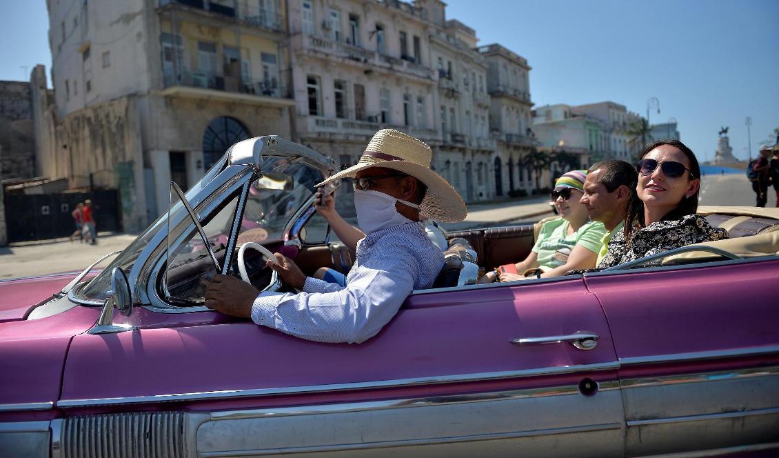 En privat taxichaufför kör turister i Kubas huvudstad Havanna den 19 mars 2020. Foto: Yamil Lage/AFP via Getty Images