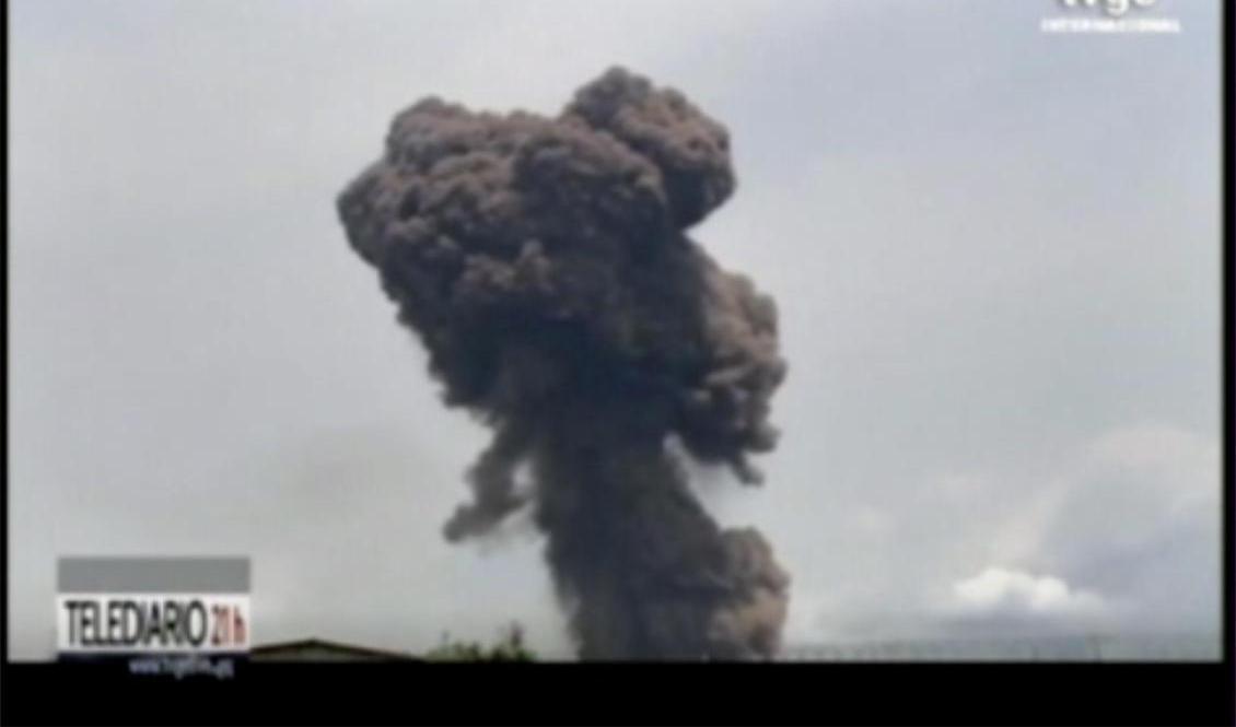 På tv-bilder från TVGE syns hur tjock, svart rök stiger upp från explosionsområdet. Foto: TVGE via AP/TT