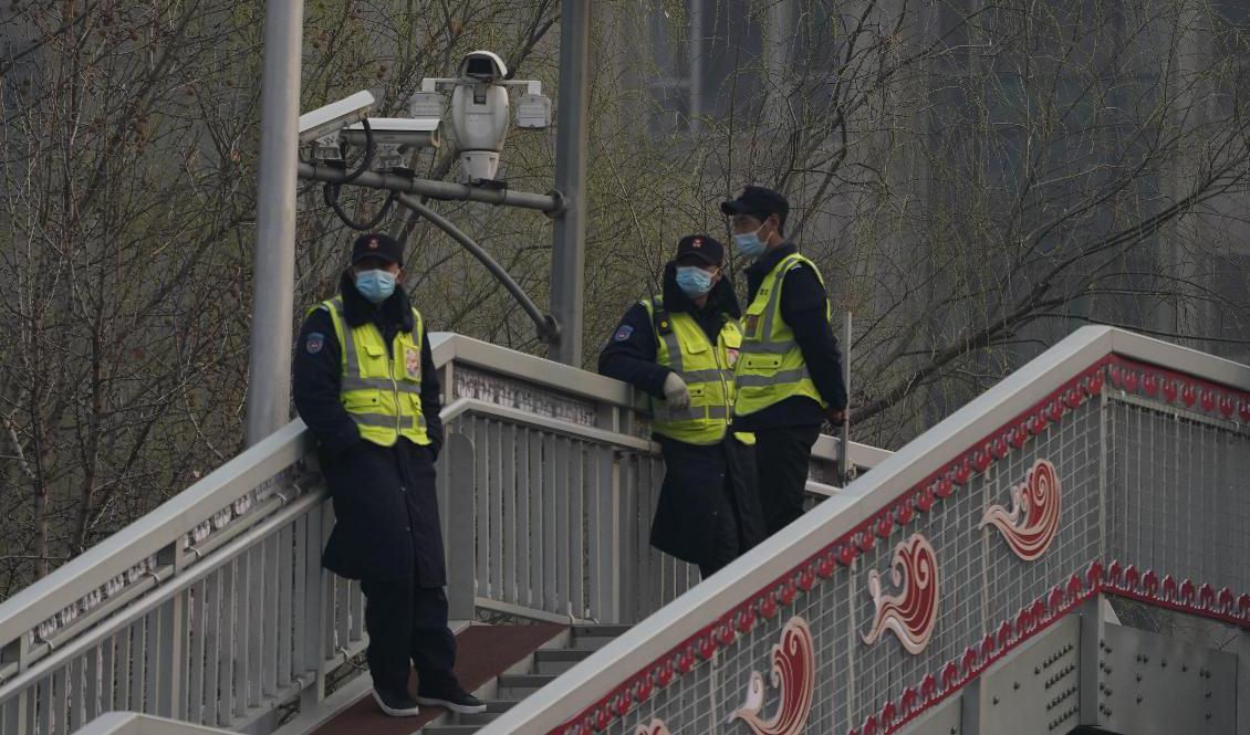 Kinesisk säkerhetspersonal utanför Folkets stora hall i Peking, där folkkongressen sammanträder. Foto: Ng Han Guan/AP/TT