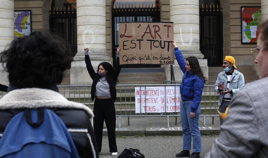 "Konsten är allt" står på plakatet som arbetslösa kulturarbetare håller utanför den ockuperade Théâtre Odeon i Paris. Arkivbild. Foto: Thibault Camus/AP/TT