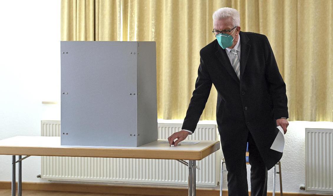 Winfried Kretschmann (De gröna), ministerpresident i Baden-Württemberg, lägger sin röst. Foto: Marijan Murat/AP/TT