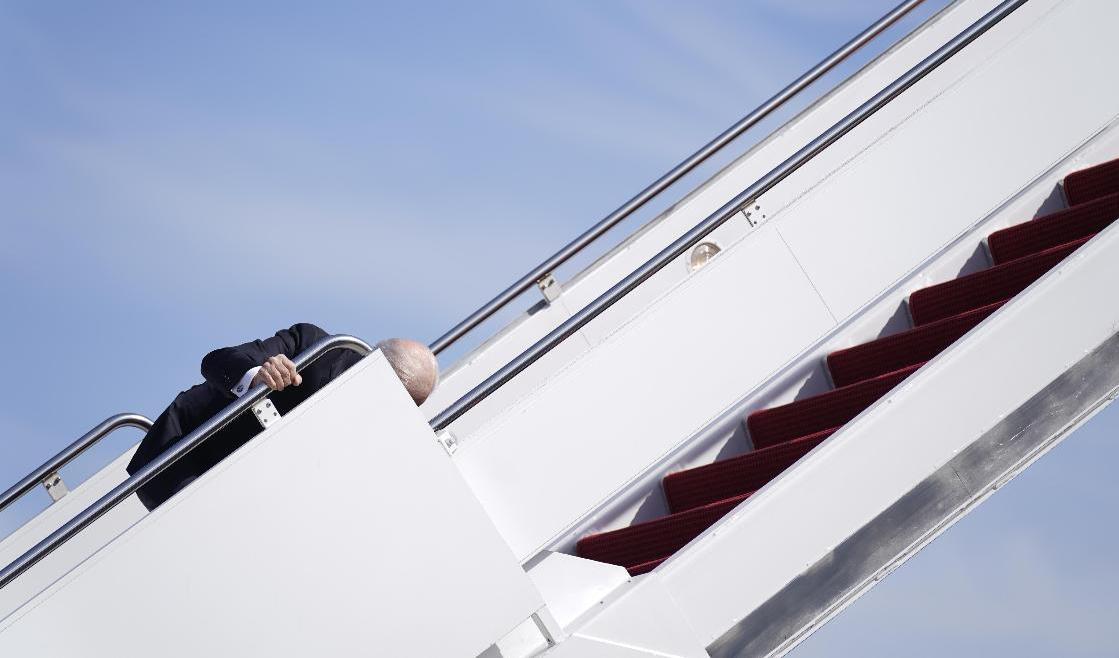 Joe Biden ramlade i trappan på väg in i flygplanet Air Force One. Foto: Patrick Semansky/AP/TT