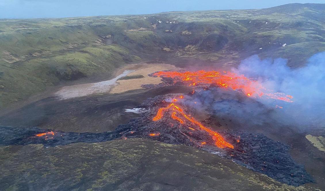 Lavan flödar omkring fyra mil sydväst om Reykjavik. Foto: Islands kustbevakning/AFP/TT