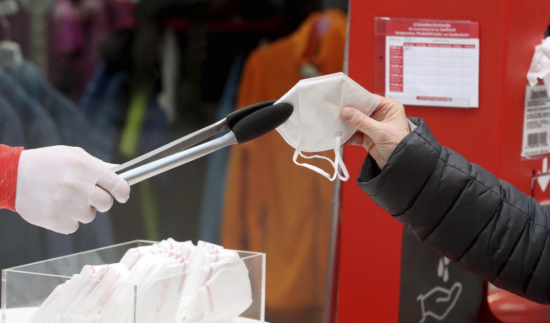 Tre lärare har sparkats sedan de vägrat bära filtrerande andningsskydd. Arkivbild. Foto: Ronald Zak/AP/TT