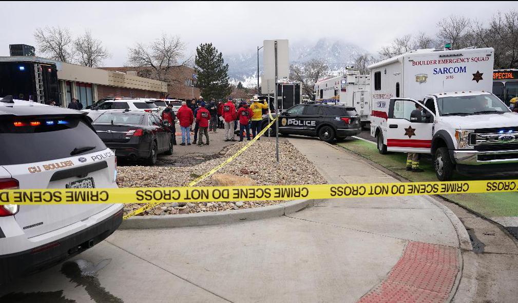 Avspärrningar utanför matvarubutiken i Boulder, Colorado. Foto: David Zalubowski/AP/TT