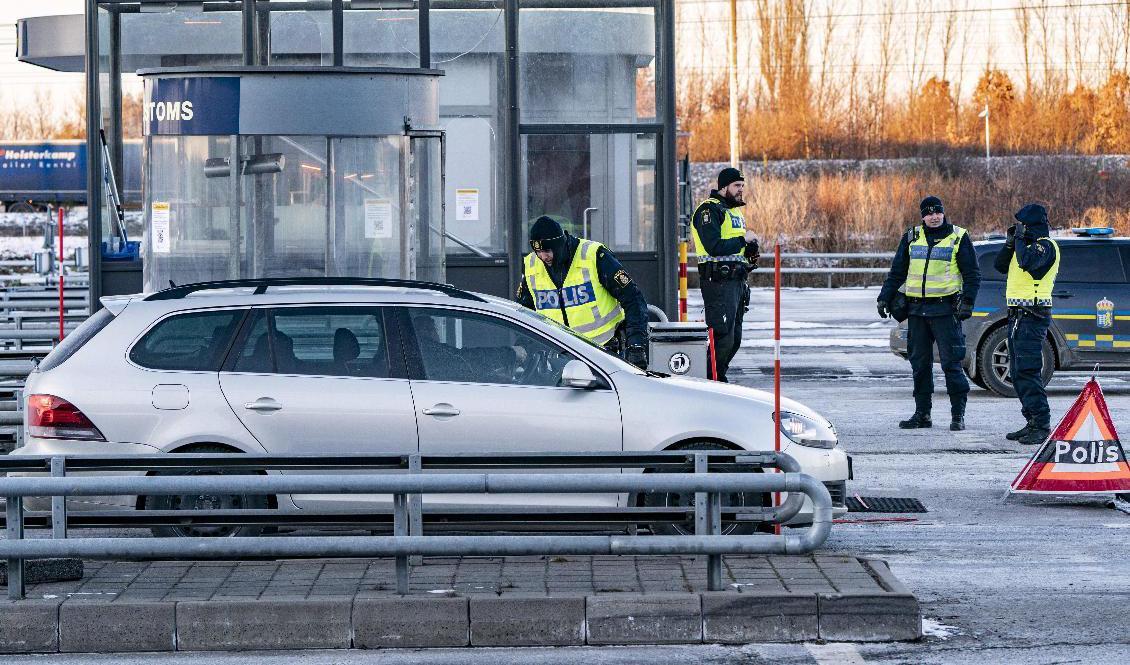 Polis och passkontrollanter på plats vid gränskontrollen efter betalstationen på Lernacken på den svenska sidan av Öresundsbron. Arkivbild. Foto: Johan Nilsson/TT