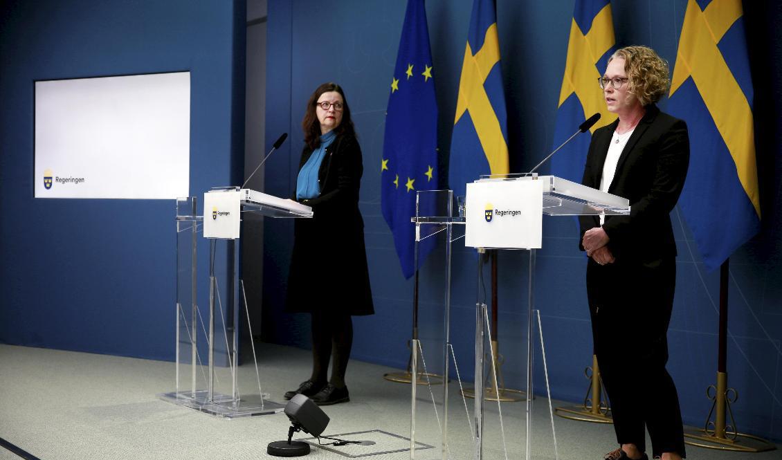 Utbildningsminister Anna Ekström (S) och Britta Björkholm, avdelningschef på Folkhälsomyndigheten, vid torsdagens pressträff. Foto: Fredrik Persson/TT