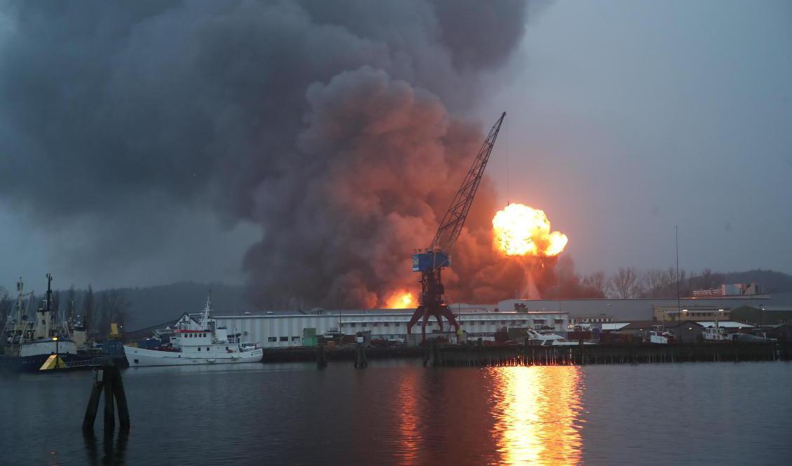 En större lagerlokal vid industriområdet Ringön på Hisingen i Göteborg brinner. Rökutvecklingen är kraftig. Foto: Adam Ihse/TT