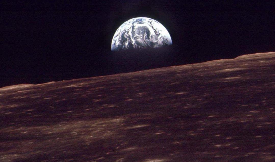 
Jorduppgång över månens horisont, såsom den observerades på julafton 1968 från Apollo 8. Foto: Nasa/AP/TT                                            