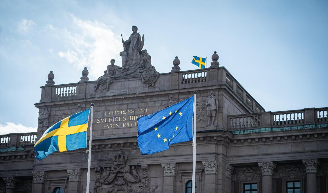





Svenska flaggan tillsammans med EU-flaggan utanför Sveriges riksdag, 24 mars 2021. Foto: Sofia Drevemo                                                                                                                                                                                                                                                                        