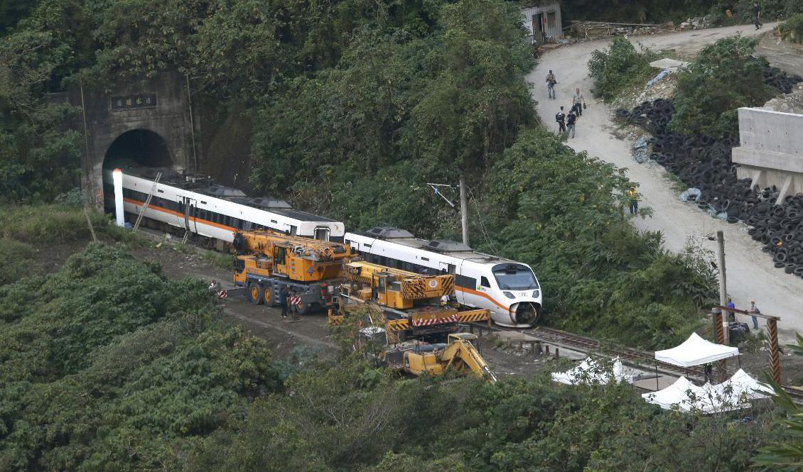 Räddningsarbete vid olycksplatsen under lördagen. Foto: Chiang Ying-Ying/AP/TT