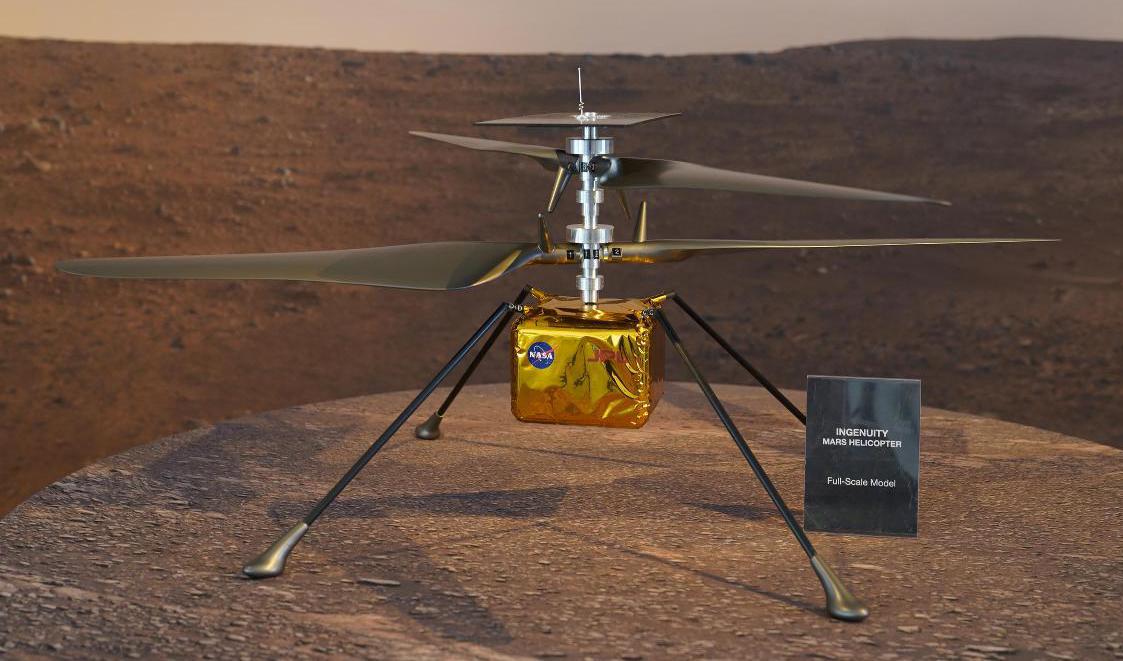 Minihelikoptern Ingenuity har en fullskalig kopia som här fotograferats hos Nasas Jet Propulsion Laboratory i Pasadena, Kalifornien. Arkivbild. Foto: Damian Dovarganes AP/TT