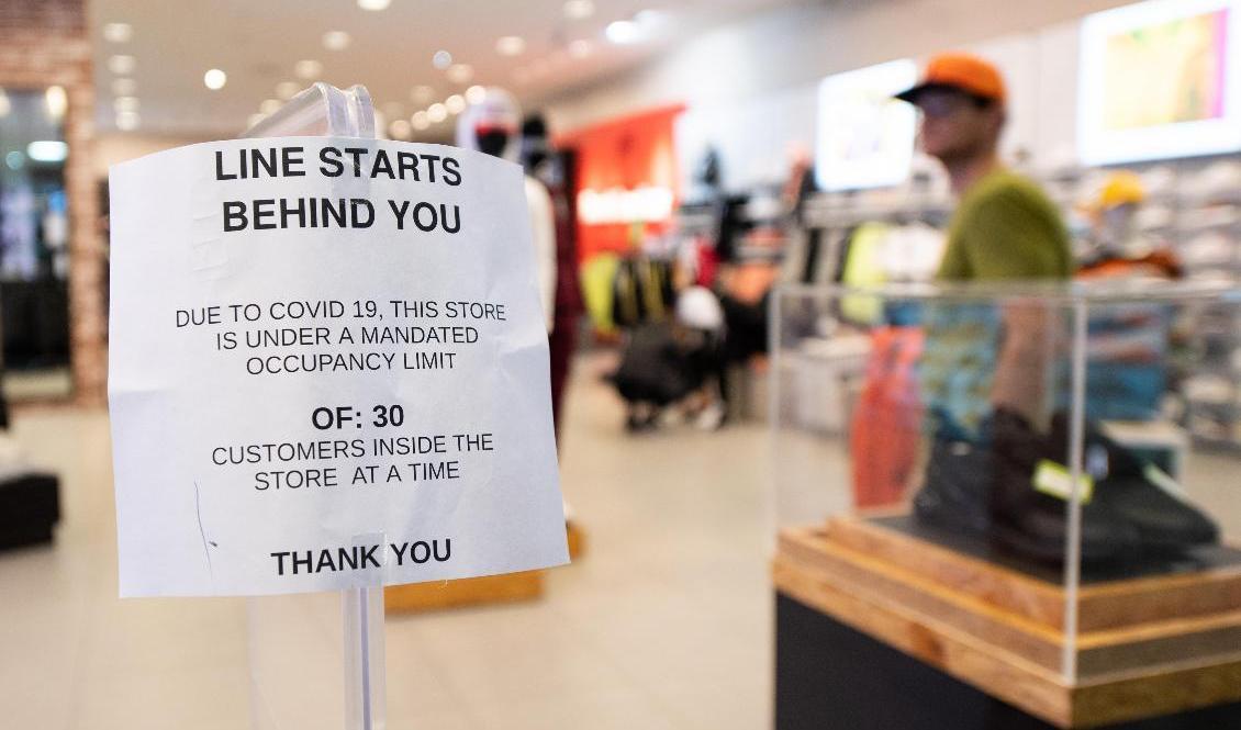 Skylt med text om köbildning och antal kunder till butik i Westfield Mall of Scandinavia i Solna. Arkivbild. Foto: Amir Nabizadeh/TT