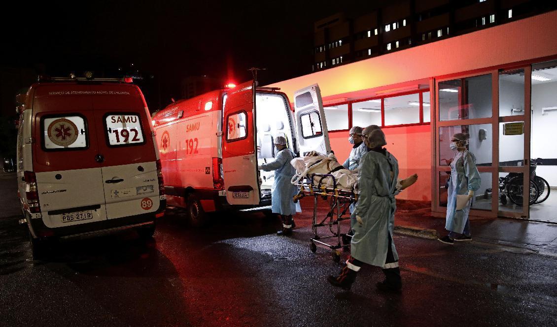 En patient som misstänks vara sjuk i covid-19 anländer med ambulans till ett sjukhus i Brasilia. Arkivbild. Foto: Eraldo Peres/AP/TT