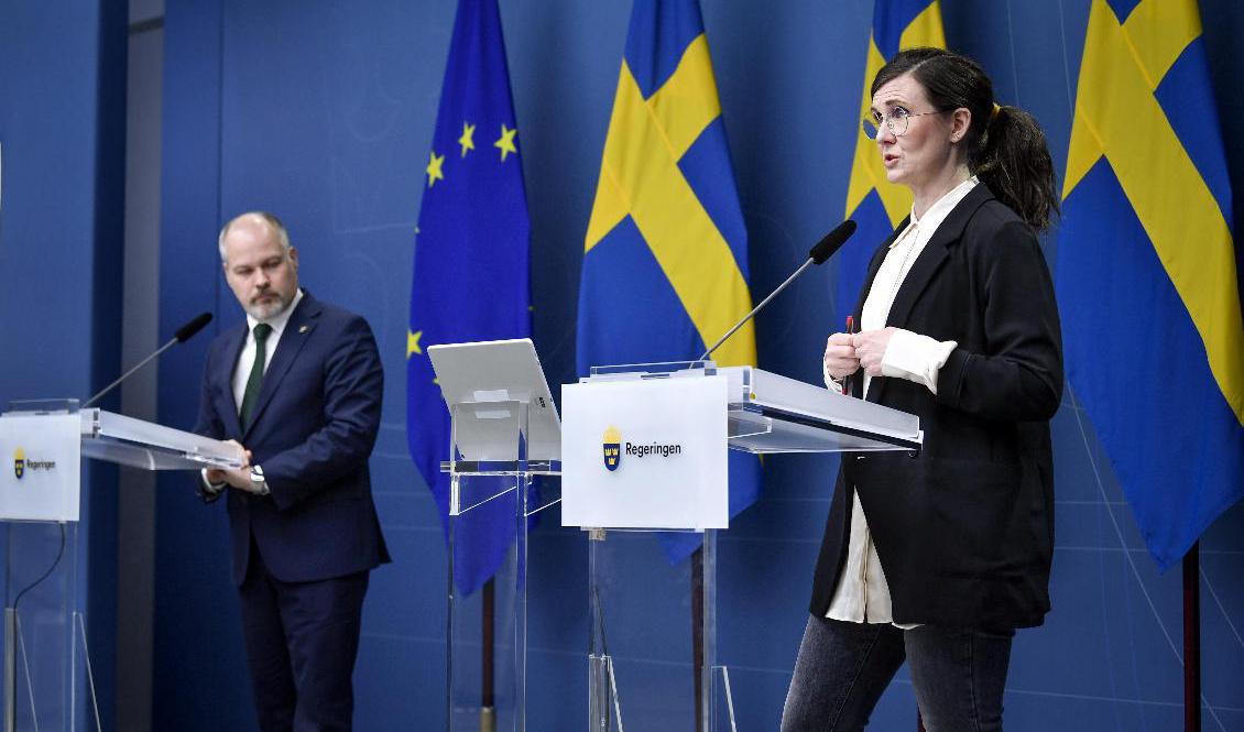Justitie- och migrationsminister Morgan Johansson och Märta Stenevi, jämställdhets- och bostadsminister med ansvar för arbetet mot segregation och diskriminering, håller en digital pressträff om den framtida migrationspolitiken. Foto: Jessica Gow/TT