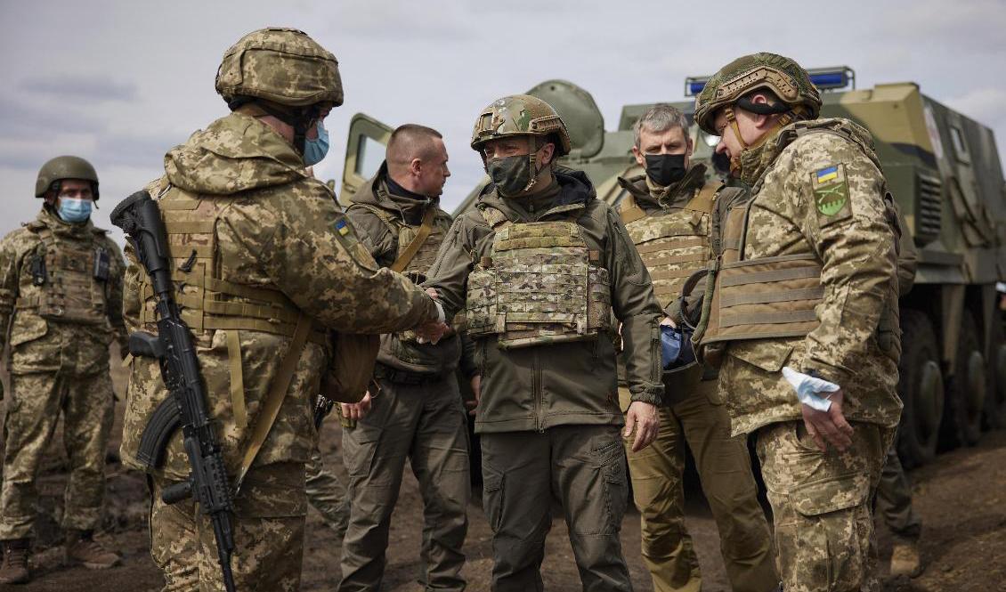 
Ukrainas president Volodymyr Zelenskyj (i mitten) besöker landets soldater i östra Ukraina på torsdagen. På andra sidan gränser mobiliserar Ryssland. Foto: Ukrainska presidentens presstab via AP/TT                                            