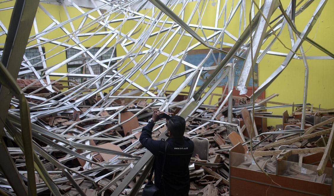 En jordbävning har skakat Indonesien. Här syns hur taket ovanför ett klassrum har rasat i staden Malang. Foto: Hendra Permana/AP/TT
