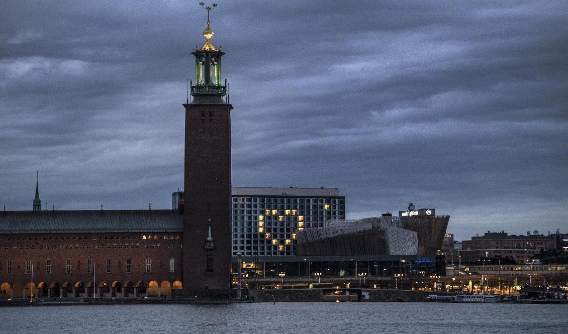 Hotellen i Stockholm är mer utsatta för pandemin än de i övriga landet. Här ett hotell i centrala Stockholm som har format ett hjärta genom att tända upp outhyrda rum. Arkivbild. Foto: Anders Wiklund/TT