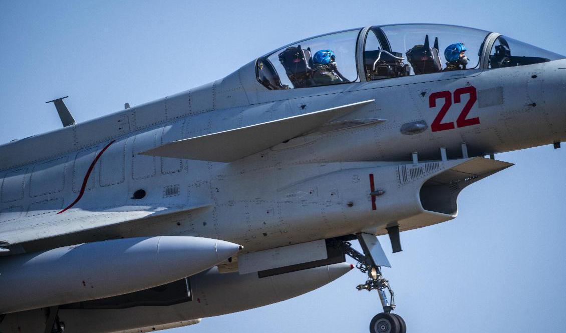 Kinesiskt stridsflyg av modell J-10 på övning. Arkivbild. Chinatopix via Foto: AP/TT