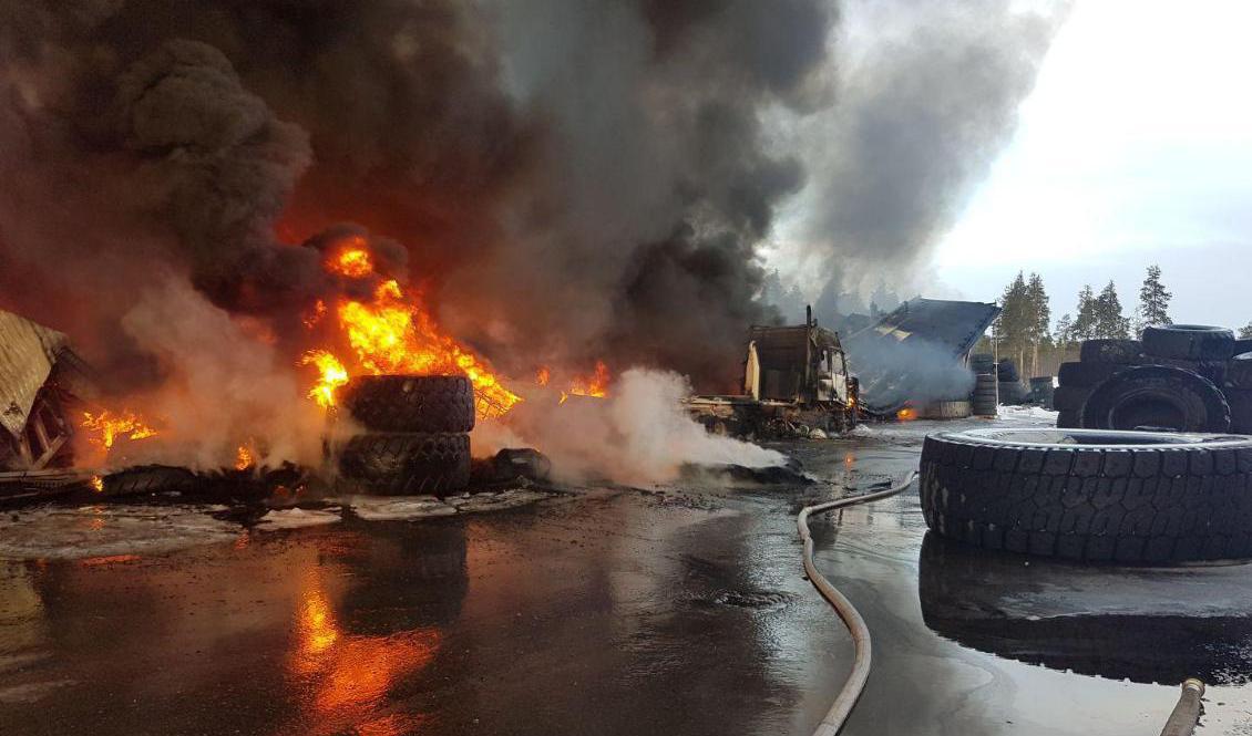 Under tidig torsdagsmorgon brann det kraftigt i en gummiverkstad i Malå. Foto: Malå räddningstjänst/TT