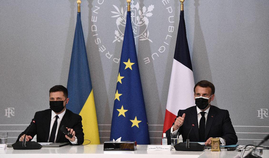 Frankrikes president Emmanuel Macron, till höger, och Ukrainas president Volodymyr Zelensky höll lunchmöte i Paris på fredagen. Tysklands förbundskansler Angela Merkel deltog via videolänk. De tre ledarna vill få till stånd ett toppmöte med Rysslands president Vladimir Putin. Foto: Anne-Christine Poujoula/AP/TT