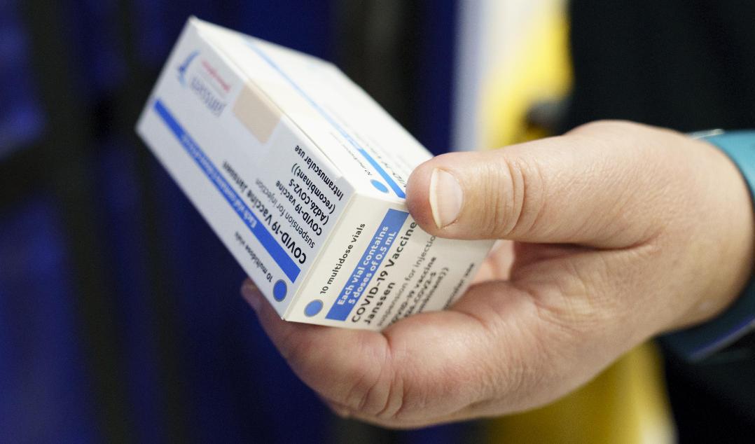 En ask med Janssen-vaccin mot covid-19 som levererats till Norge. Arkivfoto. Foto: Torstein Bøe/NTB/TT
