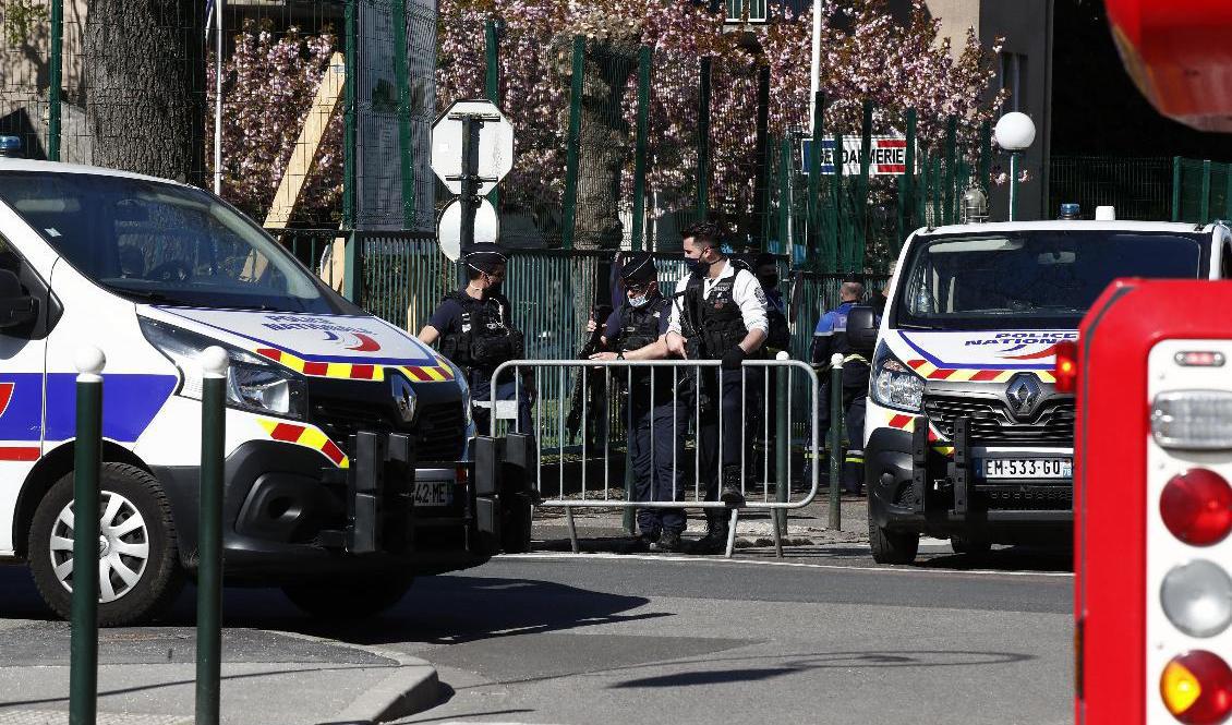 Polisavspärrningar vid polisstationen i Rambouillet i Frankrike på fredagen. Foto: Michel Euler/AP/TT