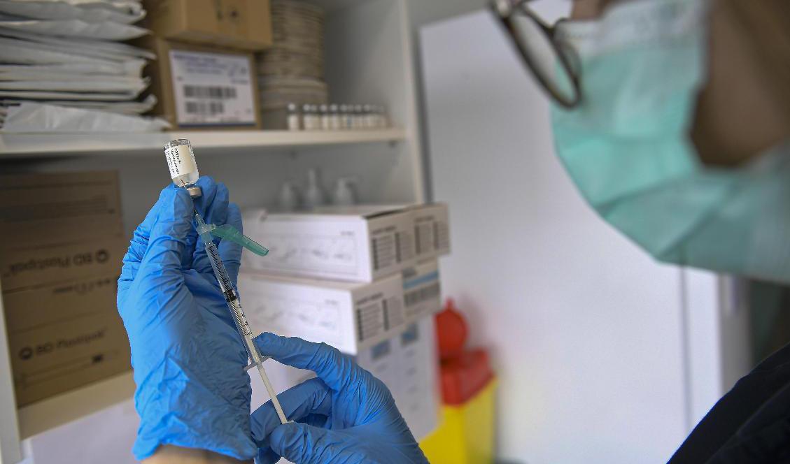 Flera länder har pausat vaccinationerna med Janssens covid-19-vaccin. Arkivbild. Foto: Alvaro Barrientos /AP/ TT