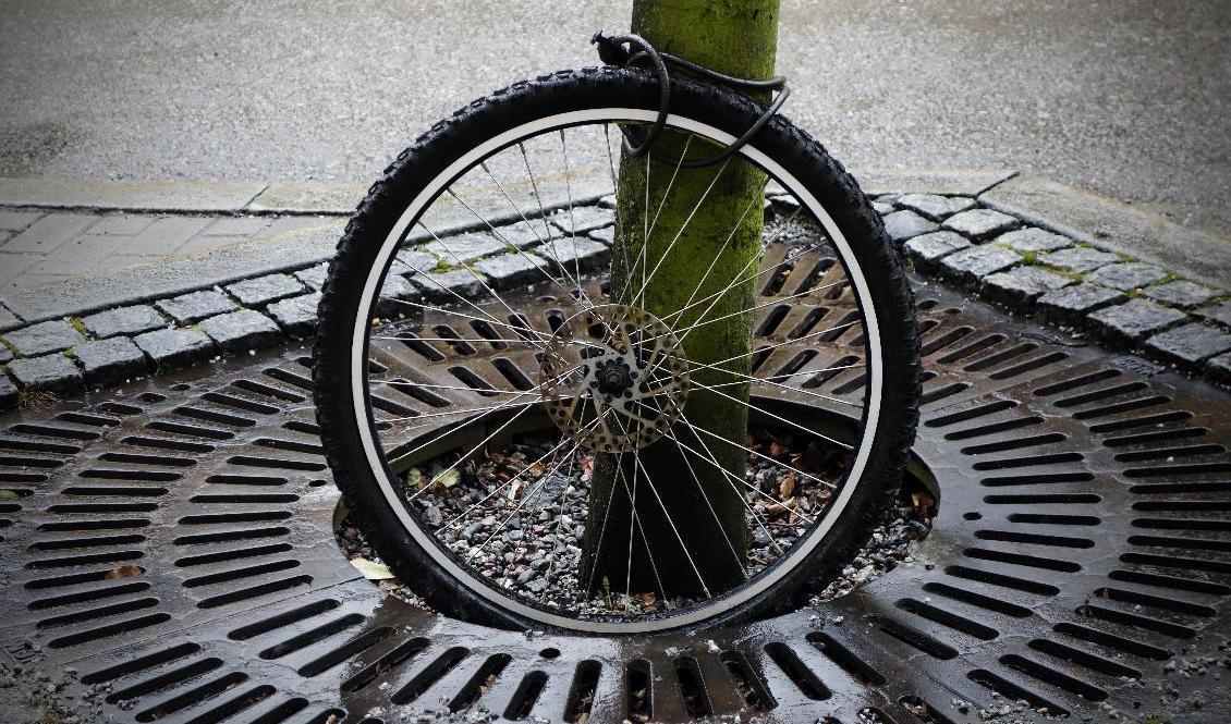 Lås fast cykeln i ett fast objekt – både ram och hjul. Arkivbild. Foto: Hasse Holmberg/TT