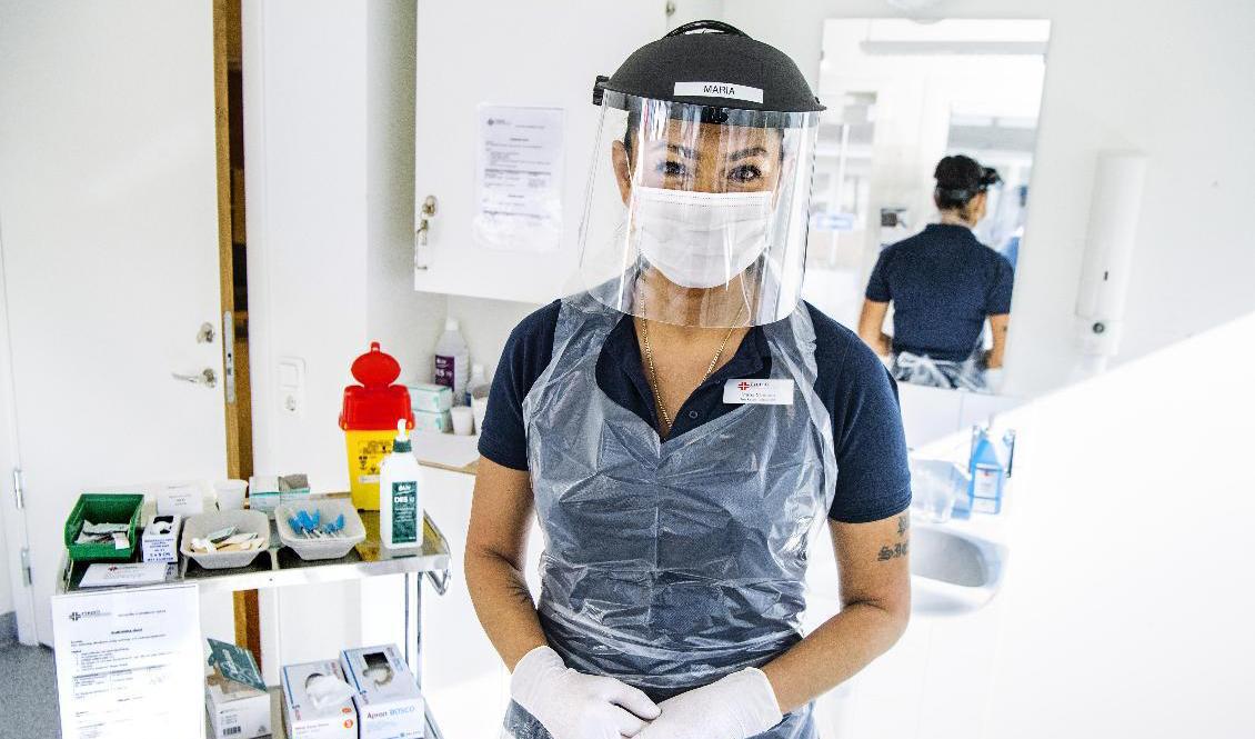 – Vi har landstingspyjamasen på oss, ingen mantel så långt ögat når, men superhjältarna finns verkligen inom vården, säger Maria av Solstråle Sténson, verksamhetschef och vaccinatör vid Tyresö husläkarmottagning. Foto: Claudio Bresciani/TT